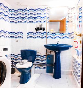 塞萨洛尼基Soleado, Nilie Hospitality MGMT的浴室设有蓝色的卫生间和水槽。