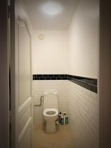 安纳马斯T1 bel appartement proche de Genève的一间位于客房内的白色卫生间的浴室