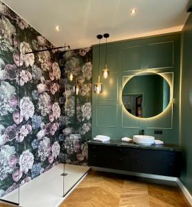 埃伦豪森Georgi Schloss - Boutique Hotel的一间带水槽和镜子的浴室