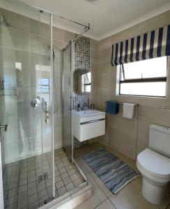 戈登湾By Die See的带淋浴、卫生间和盥洗盆的浴室