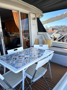 巴勒莫Giorgia House Boat的游艇甲板上的桌椅