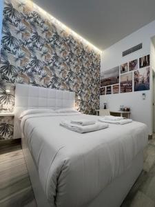马德里CH TANEZ CAROLINA a的白色卧室设有一张白色大床和墙壁