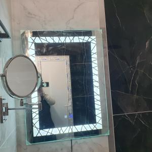 布尔加斯Capitan Niko Apartments的浴室里镜子,有一个人拍照