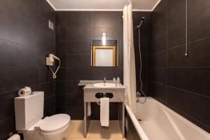 波尔蒂芒罗沙米兰特公寓的浴室配有卫生间、盥洗盆和浴缸。