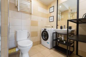 格利维采Apartament Friends - darmowy Parking, blisko centrum - by Kairos Apartments的浴室配有卫生间、盥洗盆和洗衣机。
