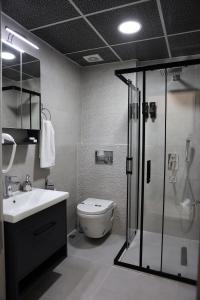 埃迪尔内SAR-PER Hotel的带淋浴、盥洗盆和卫生间的浴室
