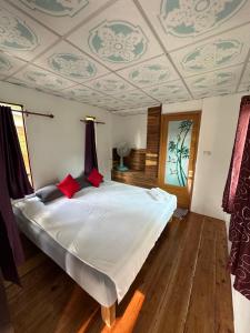 Ban Lak UanGood Time Resort Koh Kood的一间卧室设有一张带格子天花板的大床