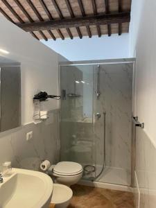 皮蒂利亚诺Villa Vacasio Bio-Eco的带淋浴、卫生间和盥洗盆的浴室