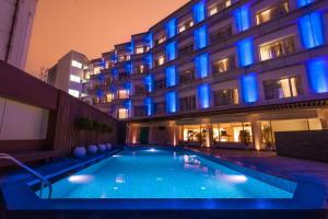 钦奈Pharos Hotels的大楼前设有游泳池的酒店