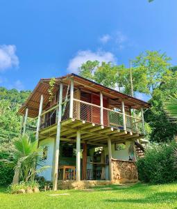 帕拉蒂FLORA Praia do Sono Lodge & Trekking的房屋的顶部设有阳台