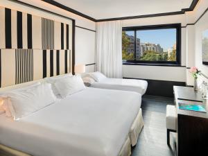 巴塞罗那巴塞罗那玛丽娜H10酒店的酒店客房设有两张床和窗户。