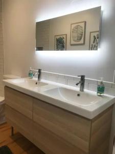 卡罗来纳比奇Island Time的浴室设有白色水槽和镜子