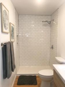 卡罗来纳比奇Island Time的白色的浴室设有卫生间和淋浴。