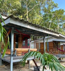 Ban Lak UanGood Time Resort Koh Kood的前面设有长凳的木屋