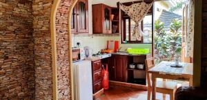 坎帕拉Keelan ace villas的厨房设有砖墙和白色冰箱。