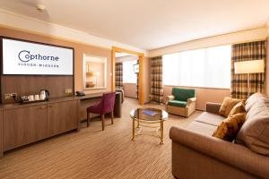斯劳国敦斯劳温莎酒店的带沙发和平面电视的客厅