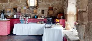 AmoeiroCasa Rural Pazo San Damian的一间厨房,在房间内配有两张白色的桌子