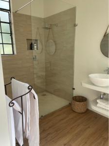 MwambulaLeopards Hill, Lusaka family home in beautiful nature的带淋浴和盥洗盆的浴室