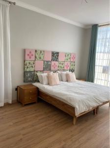 MwambulaLeopards Hill, Lusaka family home in beautiful nature的一间卧室配有一张大床和床头板
