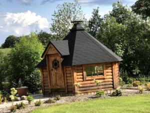 CorrannyFermanagh lakeside Self Catering的小木屋,设有黑色屋顶