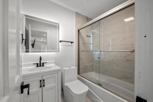 默特尔比奇Serendipity的浴室配有卫生间、盥洗盆和淋浴。