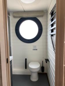 OffingawierSeaYou House boat的一间带卫生间的小浴室,设有圆形窗户