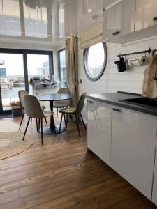OffingawierSeaYou House boat的厨房以及带桌椅的用餐室。