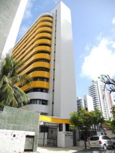 福塔莱萨Residencial em Meireles的一座高大的黄色和白色建筑