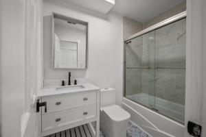 默特尔比奇Serendipity的白色的浴室设有水槽和淋浴。