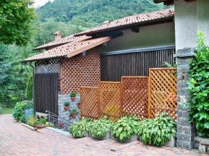 Casargo格尔洛住宿加早餐旅馆的一座房子,里面设有一束香蕉