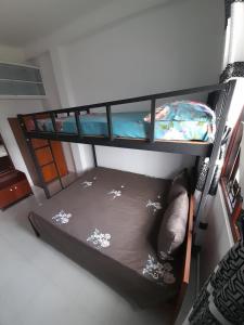 加姆珀哈Paradise Villa的配有2张双层床的宿舍间