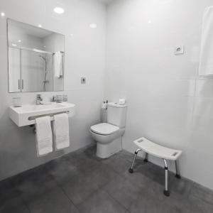 PortmanHotel Portmán的白色的浴室设有卫生间和水槽。