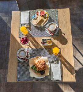 PortmanHotel Portmán的一张桌子,上面放着两盘食物和两杯咖啡