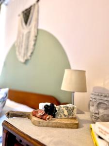 布德瓦Villa Merci Budva的一张桌子,上面有一张桌子,上面有一张头像