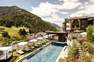 奥蒂塞伊Alpin Garden Luxury Maison & SPA - Adults Only的享有带游泳池的度假村的空中景致