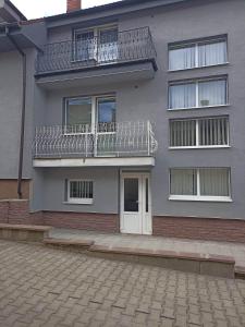 赫拉布斯Ubytovanie Tri sestry的带阳台和门廊的灰色房屋