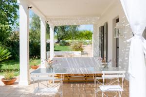 奥托纳B&B Casale Savini的庭院里的白色桌椅