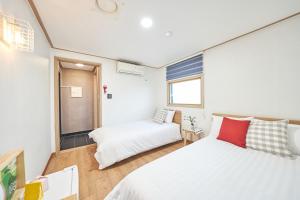 首尔K'STAY Sinchon的一间小卧室,配有床和窗户