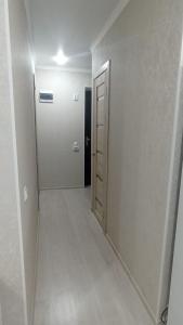 Sukhumi2-комнатная квартира Ген.Дбар/Лакоба的一条空的走廊,有门和走廊