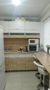 Sukhumi2-комнатная квартира Ген.Дбар/Лакоба的厨房配有木制橱柜和炉灶烤箱。