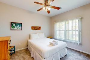 圣乔治岛Seminole Wind的一间卧室配有一张床和吊扇