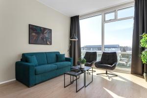 塞尔福斯贝拉公寓及客房的客厅配有蓝色的沙发和两把椅子