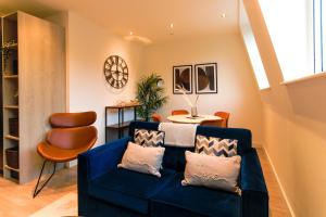 红山Furness House by Pay As U Stay的客厅配有蓝色的沙发和桌子
