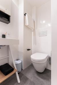 维勒瑞夫Ecla Paris Villejuif的白色的浴室设有卫生间和凳子