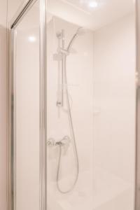 维勒瑞夫Ecla Paris Villejuif的浴室内配有淋浴和头顶淋浴