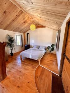 MalaussèneChalet Privé Cosy的一间卧室设有一张床和木制天花板