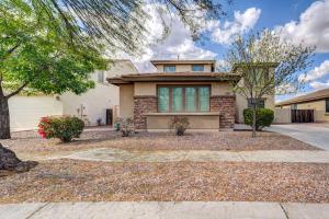 Queen CreekUpdated Gilbert Home with Pool and Community Amenities的前面有车道的房子