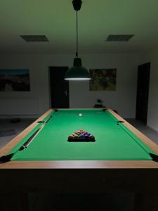 恰德察Apartmán Pantáreň的一张绿色的台球桌,上面有球
