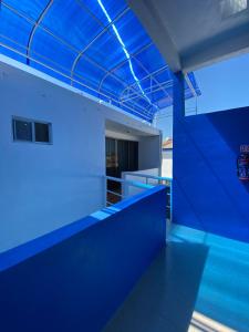 坎佩切Hotel Murallas Capital的客房享有蓝色天花板的景致。