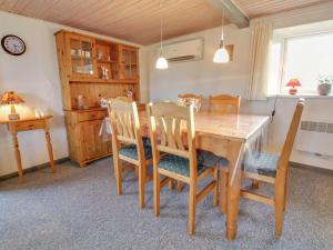 BredebroHoliday Home Davinia - 29km from the sea in Western Jutland by Interhome的一间带木桌和椅子的用餐室